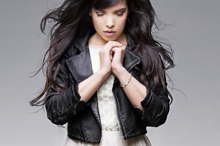 Mini World, le nouvel album symbolique et mélodieux de la chanteuse Indila