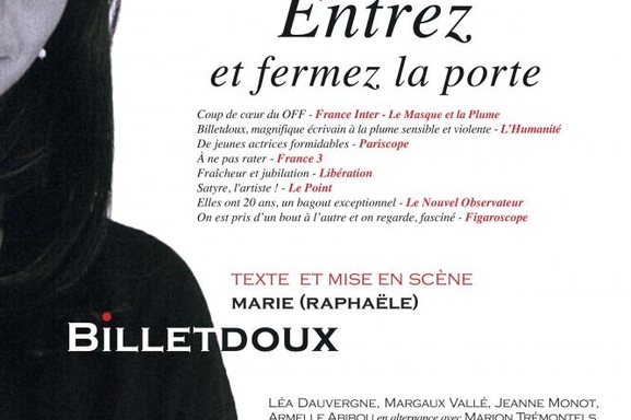 "Entrez et fermez la porte": Une pièce au bagout exceptionnel avec des actrices formidables !